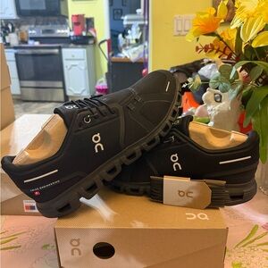 On cloud cloud 6 sz 11.5 mens new in box.